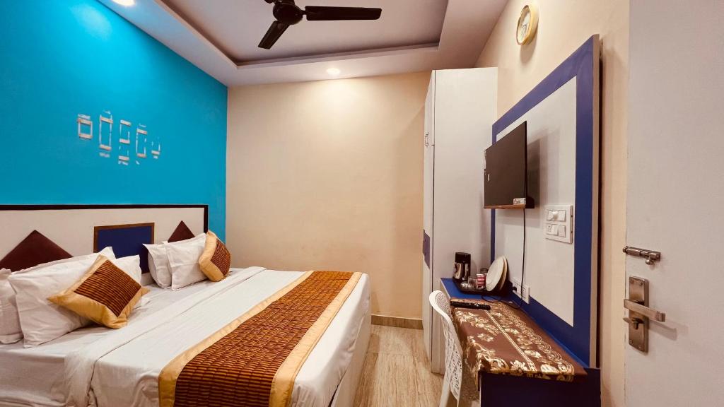 una camera con letto e parete blu di Hotel Metro View Near Adarsh Nagar Delhi Metro Station a Nuova Delhi