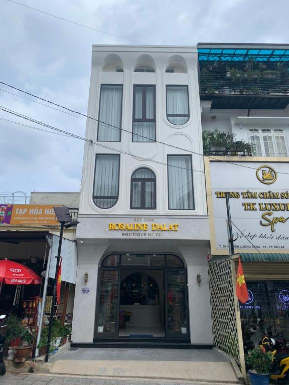 Tòa nhà nơi khách sạn tọa lạc