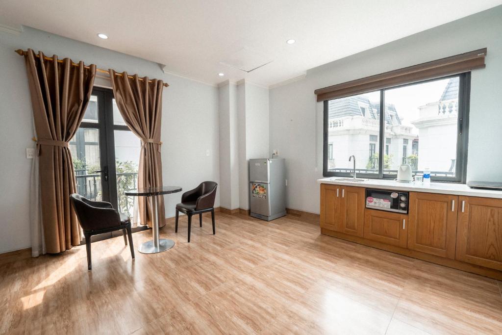 una sala de estar vacía con mesa y sillas en Riverside Row Apartment, en Dong Hoi