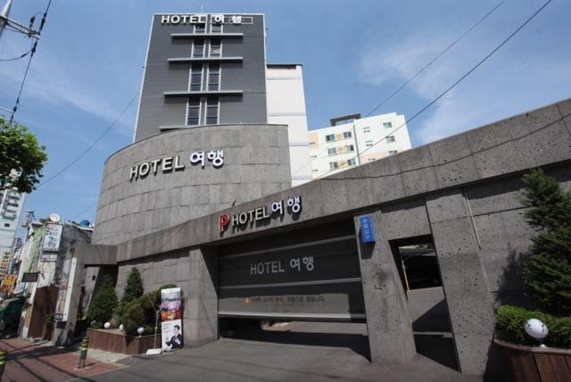 un edificio con un hotel encima en Hotel Trip en Incheon