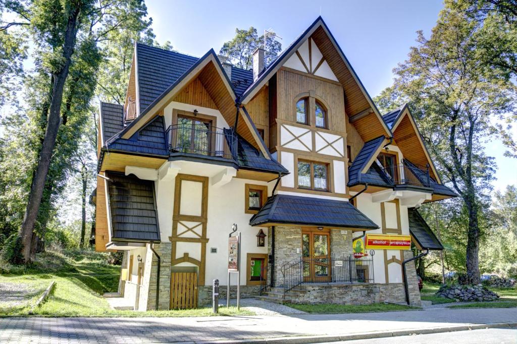 una casa con techo de gambrel en Willa Czarniakówka, en Zakopane