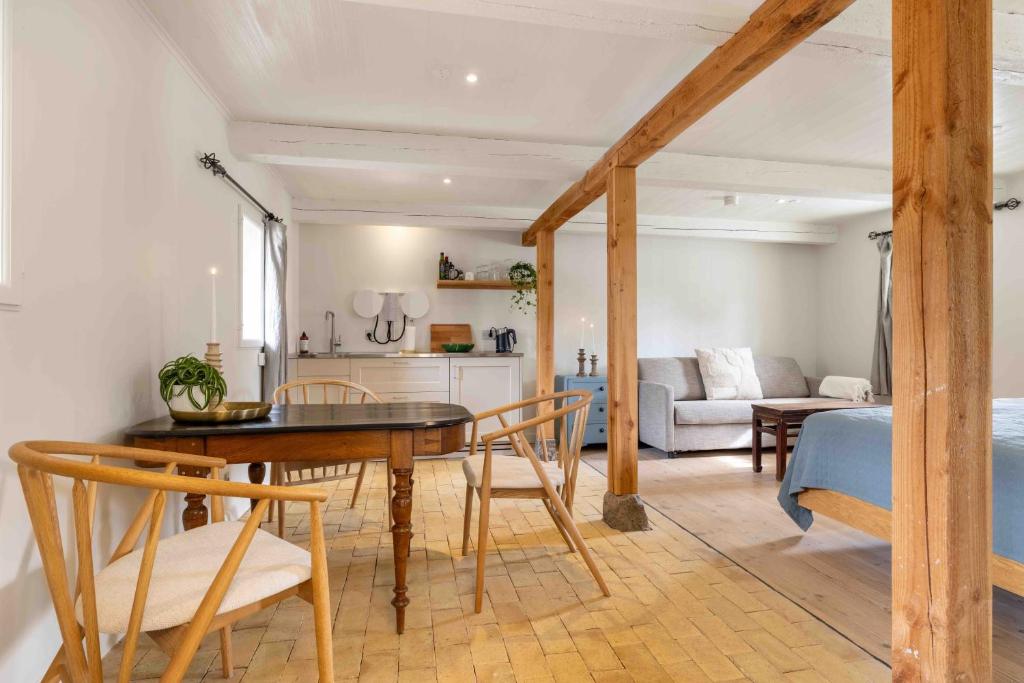 een keuken en eetkamer met een tafel en stoelen bij Solbjerggaard Studio Apartments in Fåborg