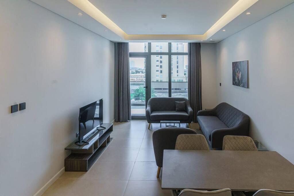 Premium 1 BR Apartment at Diamond Jumeirah Garden City 1 tesisinde bir oturma alanı