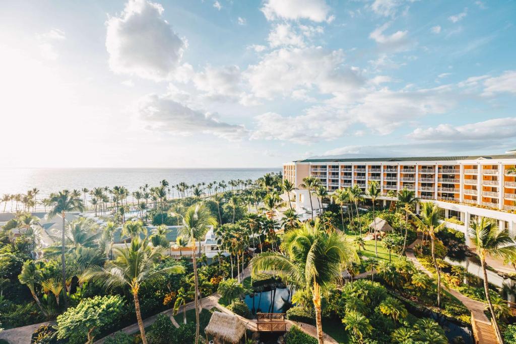 威雷亞的住宿－大韋利亞華爾道夫度假酒店，享有棕榈树和海洋度假村的空中景致