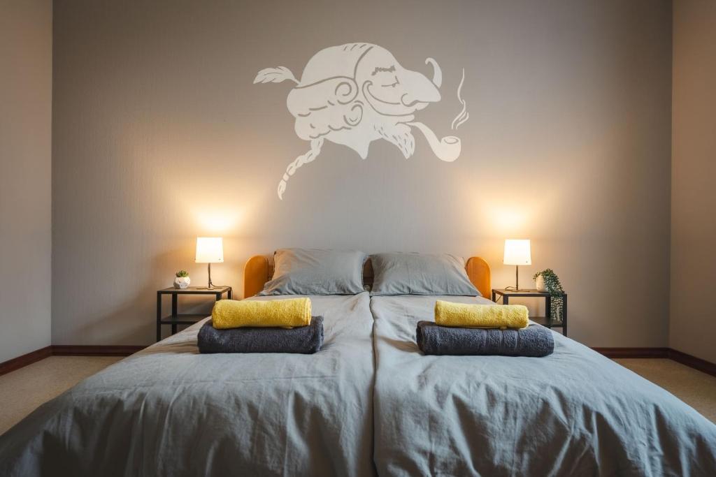 Un dormitorio con una cama con un mono en la pared en Barona spilvens, en Kazdanga