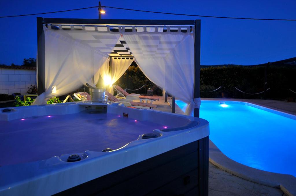 Bazén v ubytování Holiday Home near Trogir nebo v jeho okolí