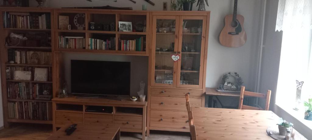 un centro de entretenimiento de madera con TV en la sala de estar en u Míši v Brdech en Příbram