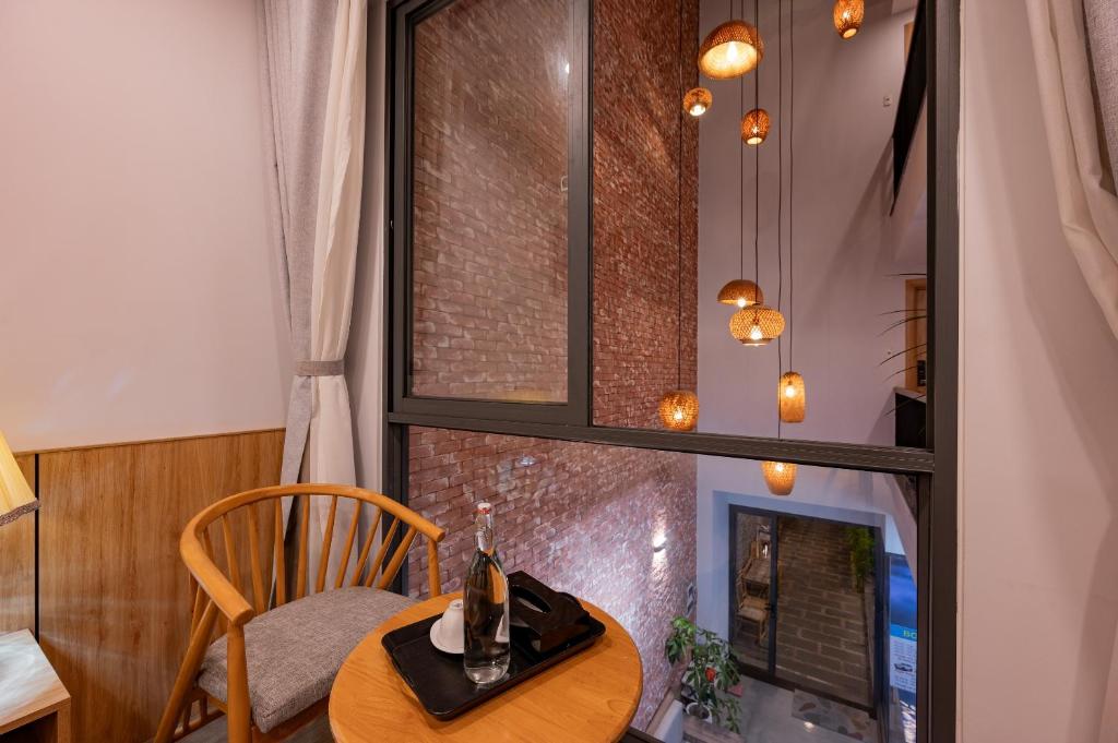 Khu vực ghế ngồi tại LASANTA Villa