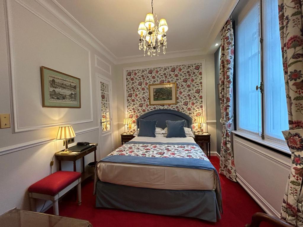 Postel nebo postele na pokoji v ubytování Hôtel Duc De St-Simon