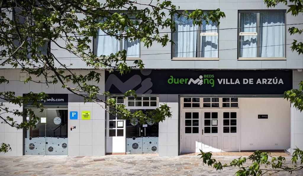 un edificio con una señal que dice uber mi villaza en Duerming Villa de Arzúa, en Arzúa