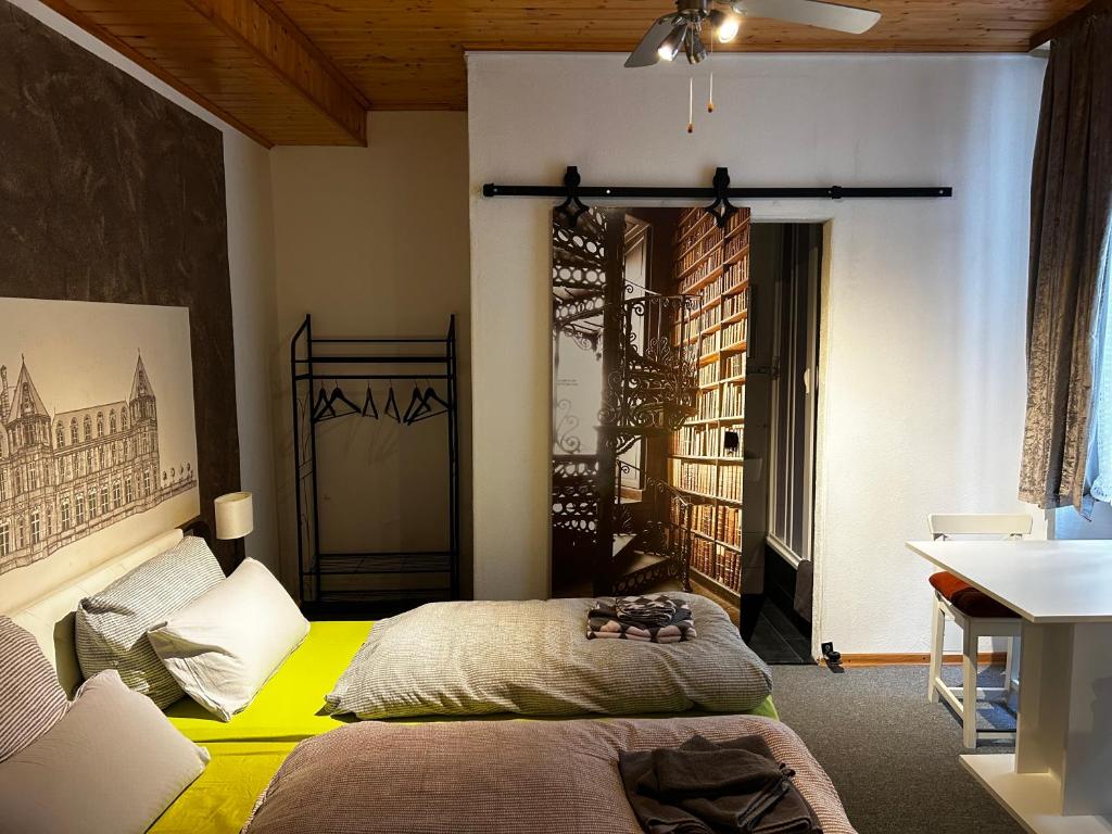 ein Schlafzimmer mit einem Bett und einem Waschbecken darin in der Unterkunft City B&B Cochem in Cochem