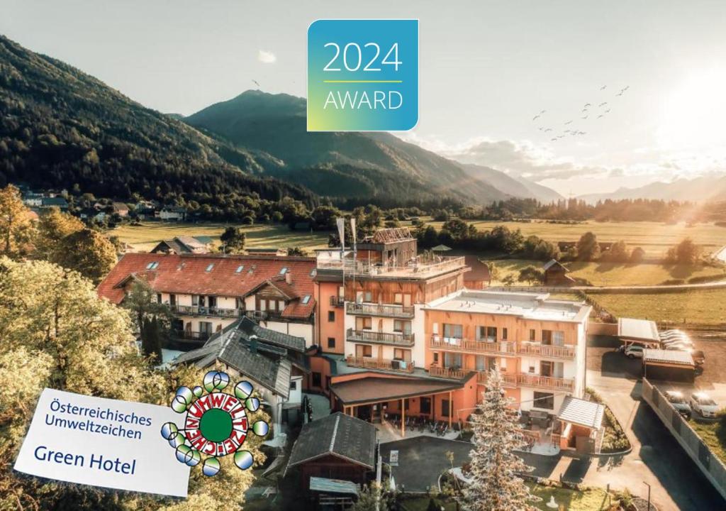 una imagen de un edificio con un árbol de Navidad en Hotel Samerhof en Tröpolach