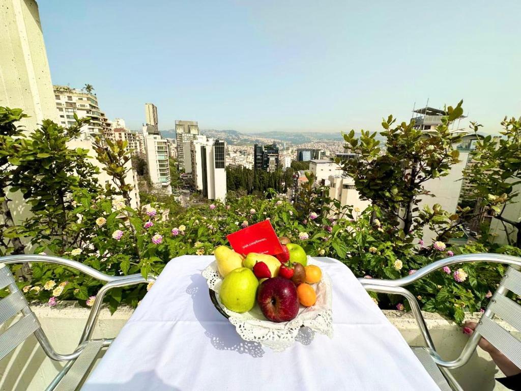 uma taça de fruta numa mesa na varanda em Xpress by Smallville em Beirute