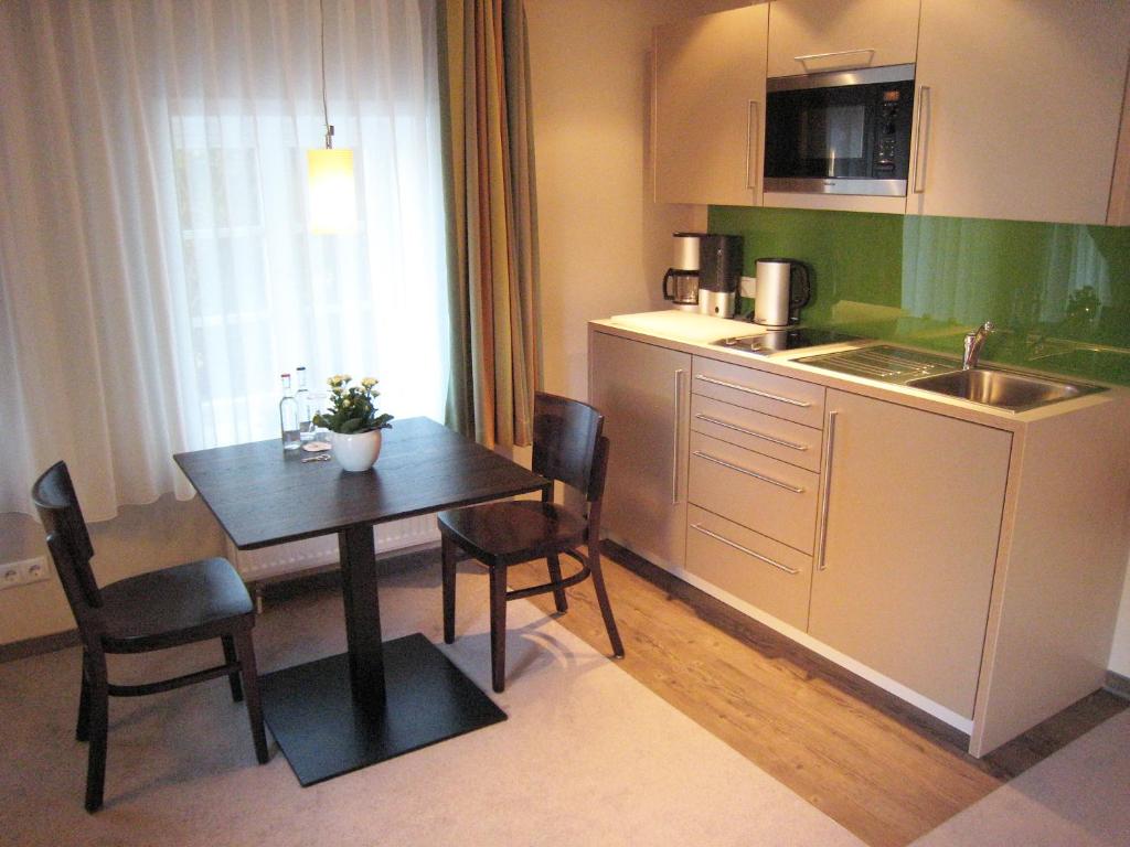 Kuchyň nebo kuchyňský kout v ubytování Hotel Am Kloster