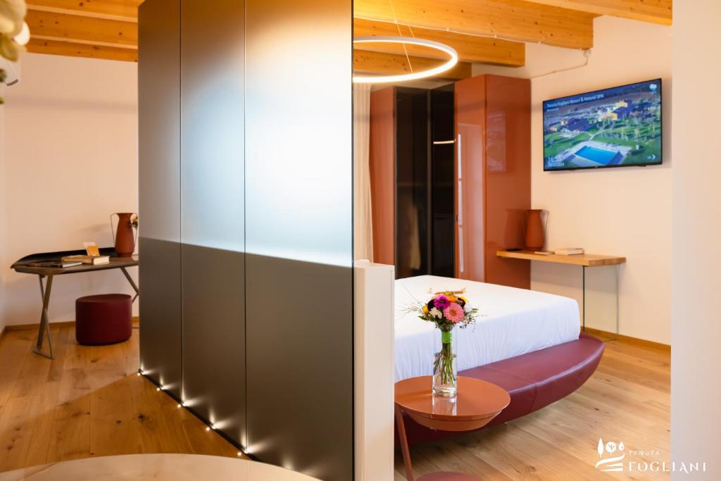 TV a/nebo společenská místnost v ubytování TENUTA FOGLIANI Resort & Natural Spa