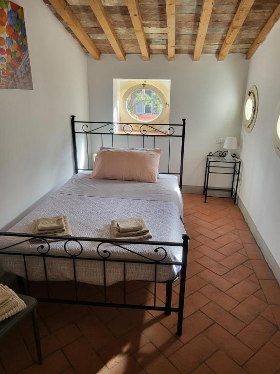 Säng eller sängar i ett rum på LA VILLA APARTMENTS - Convenient for Sardinia and Corsica - 5 beds -Private Parking included with Camera