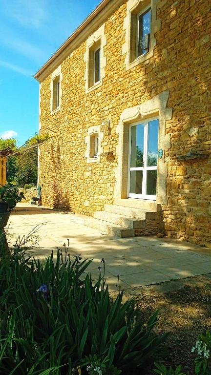 - un bâtiment en briques avec une fenêtre sur le côté dans l'établissement Impérial, à Puy-lʼÉvêque