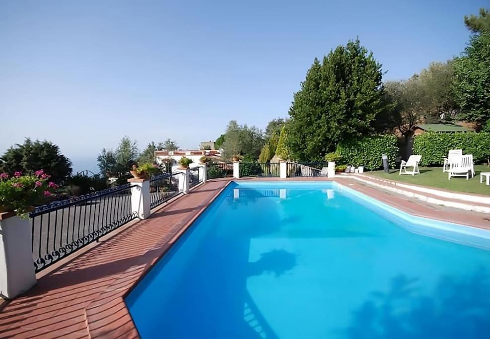 une grande piscine sur une terrasse avec dans l'établissement villa Il Gelsomino, à Termini