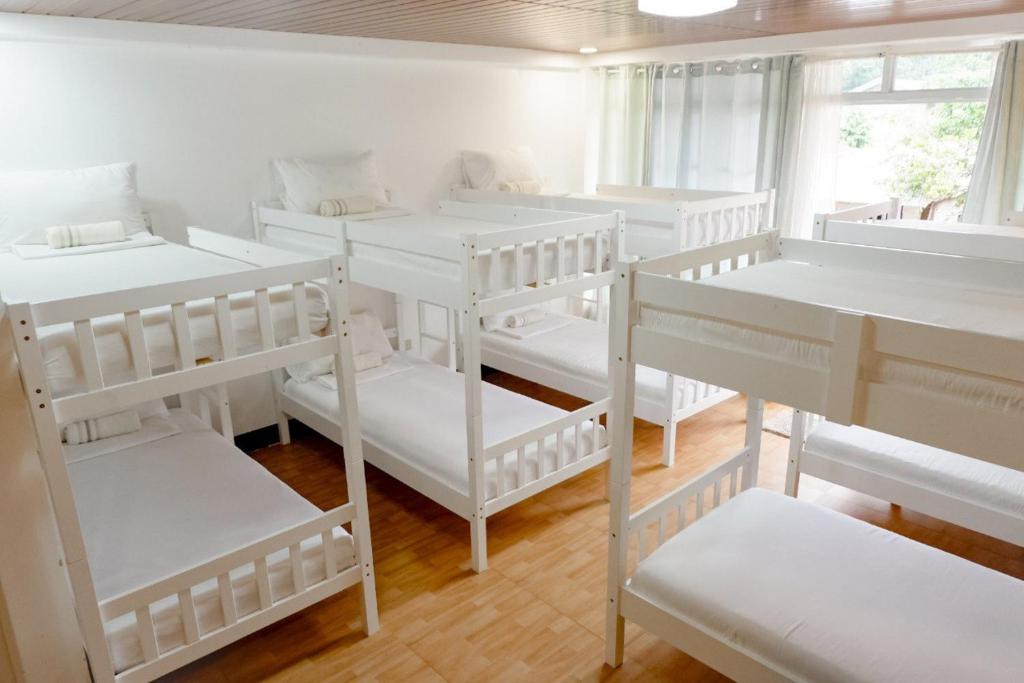 Casisang的住宿－Malaybalay Air'bnb Travellers Inn，客房设有白色双层床和窗户。