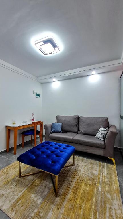 sala de estar con sofá y mesa en Rads apartment,kileleshwa, en Nairobi
