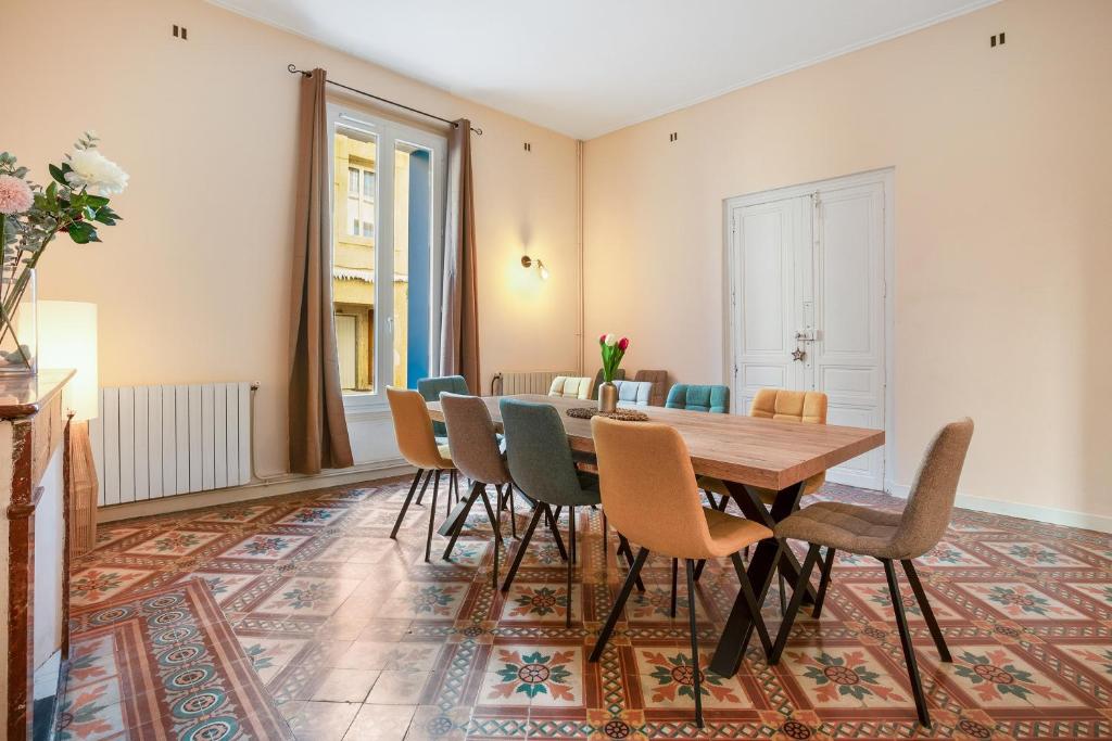 une salle à manger avec une table et des chaises dans l'établissement L'Ostal de Pomérols - Grande maison pour 10, à Pomérols