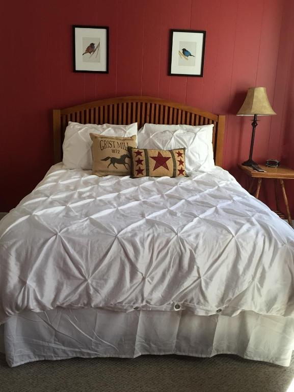 The Frogtown Inn - Deluxe Queen Room