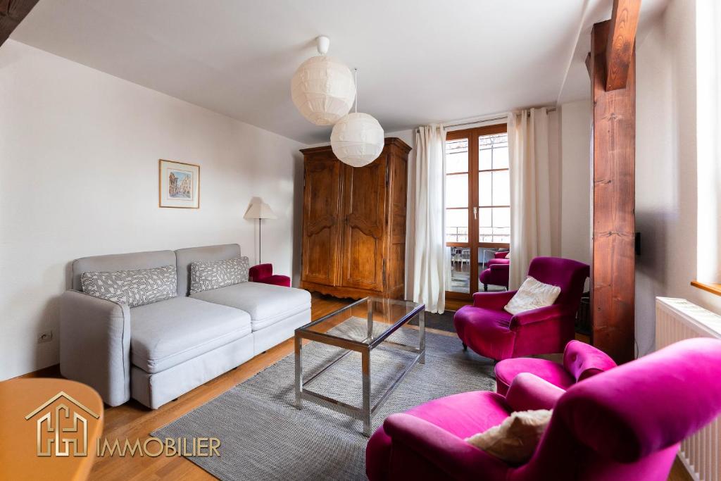 - un salon avec un canapé et deux chaises dans l'établissement Au Bonheur des Anges Appartement 2 chambres avec terrasse, à Colmar