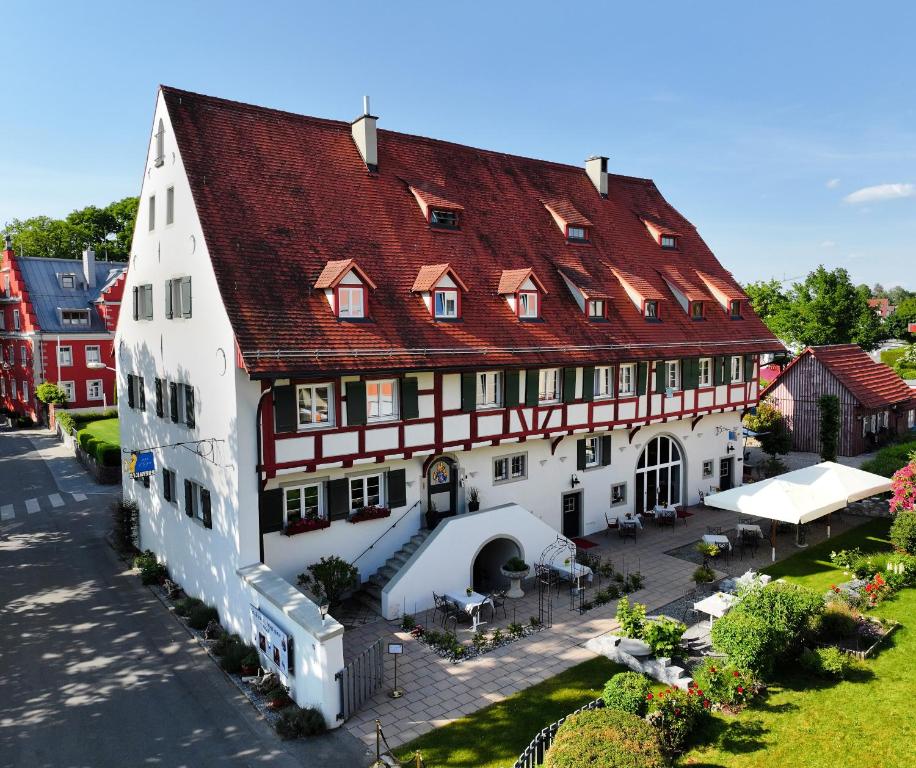 einen Blick über ein großes weißes Gebäude mit roten Dächern in der Unterkunft SeeHotel Amtshof in Langenargen