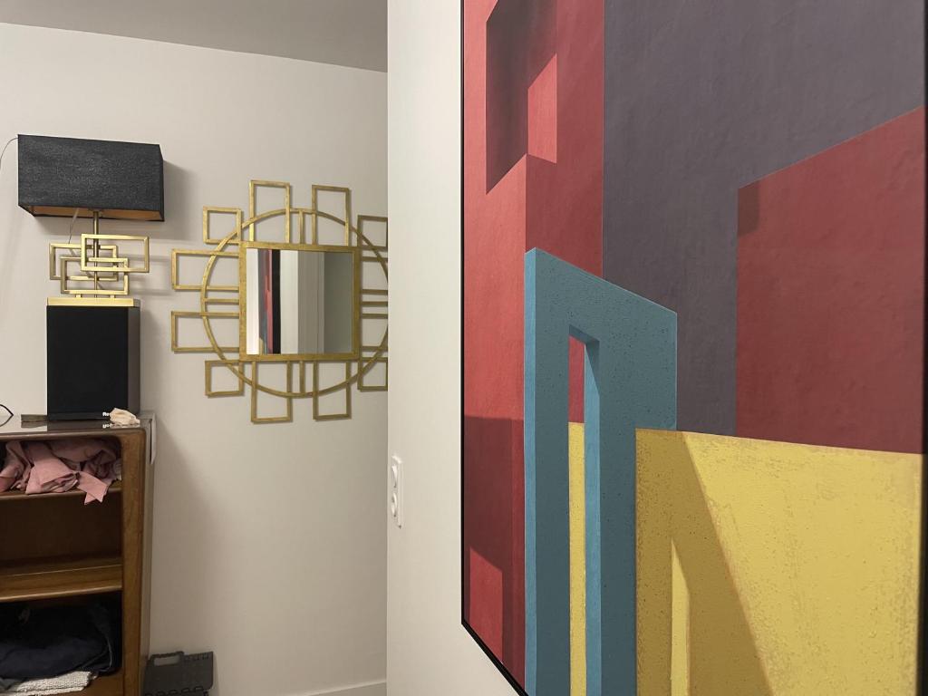 una habitación con una pintura colorida en la pared en Chambre suite privée à Boulogne, en Boulogne-Billancourt