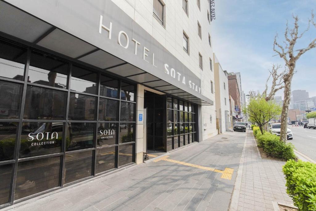 una tienda frente a un edificio en una calle en Sota stay Hotel, en Seúl