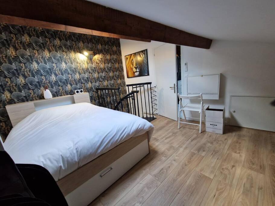 une chambre avec un grand lit blanc et une table dans l'établissement 2 pièces avec terrasse à 5 minutes de la plage N5, à Saint-Laurent-du-Var