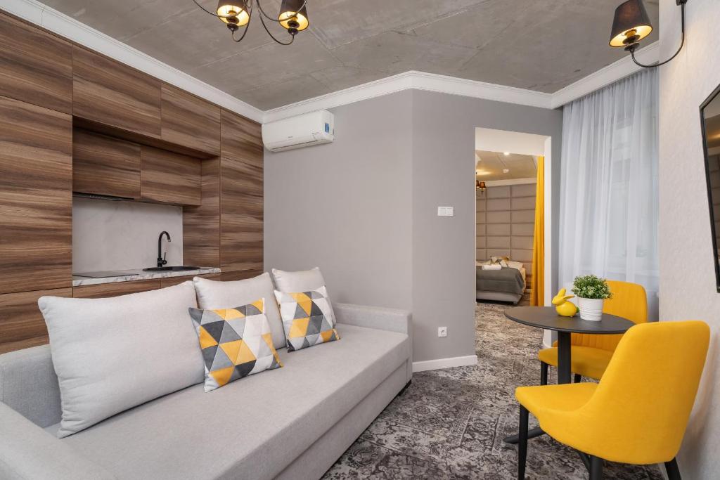 Зона вітальні в Comfortable and Modern One Bedroom Apartment Cracow by Renters