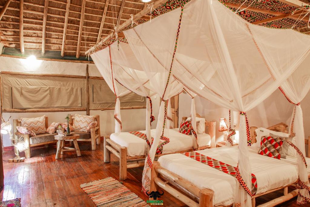 Postel nebo postele na pokoji v ubytování Embogo Safari Lodges