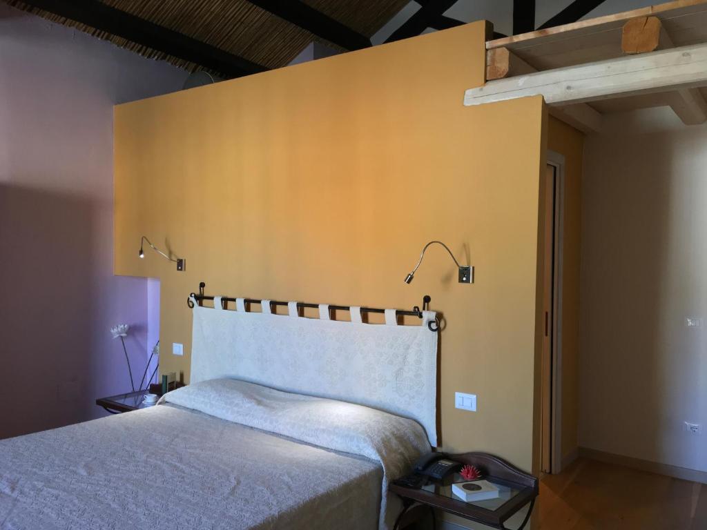 Postel nebo postele na pokoji v ubytování Corte Fiorita Albergo Diffuso