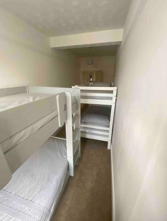 ein kleines Zimmer mit 2 Etagenbetten. in der Unterkunft Spacious Ashley Cross Flat in Parkstone