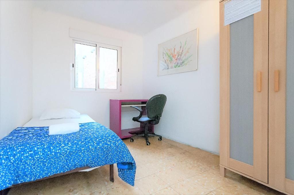 een slaapkamer met een bed, een bureau en een stoel bij Pintor Pahissa Rooms in Barcelona