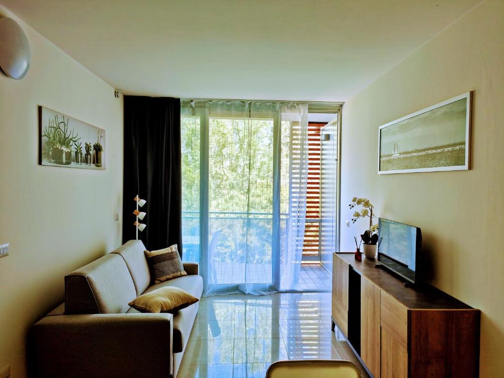 TV a/nebo společenská místnost v ubytování Apartment Mare45 - 10 minutes walk from the beach with one private ombrella and two sun-beds