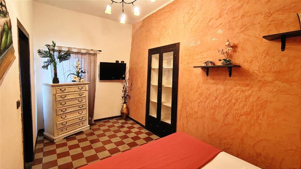 A television and/or entertainment centre at Ruggero House