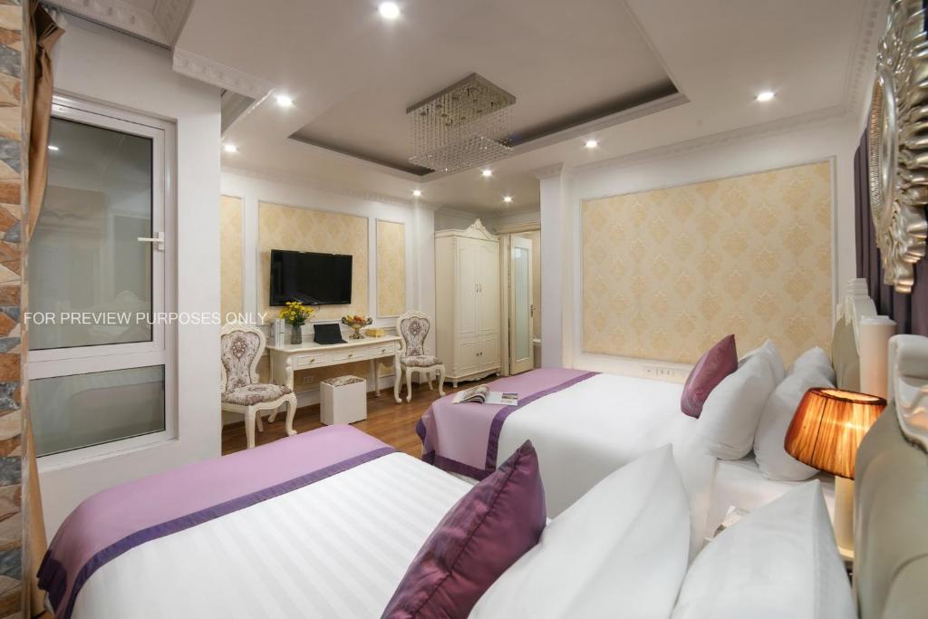 TV a/nebo společenská místnost v ubytování The Silk Grand Premium Hotel & Spa - In Hanoi Old Quarter