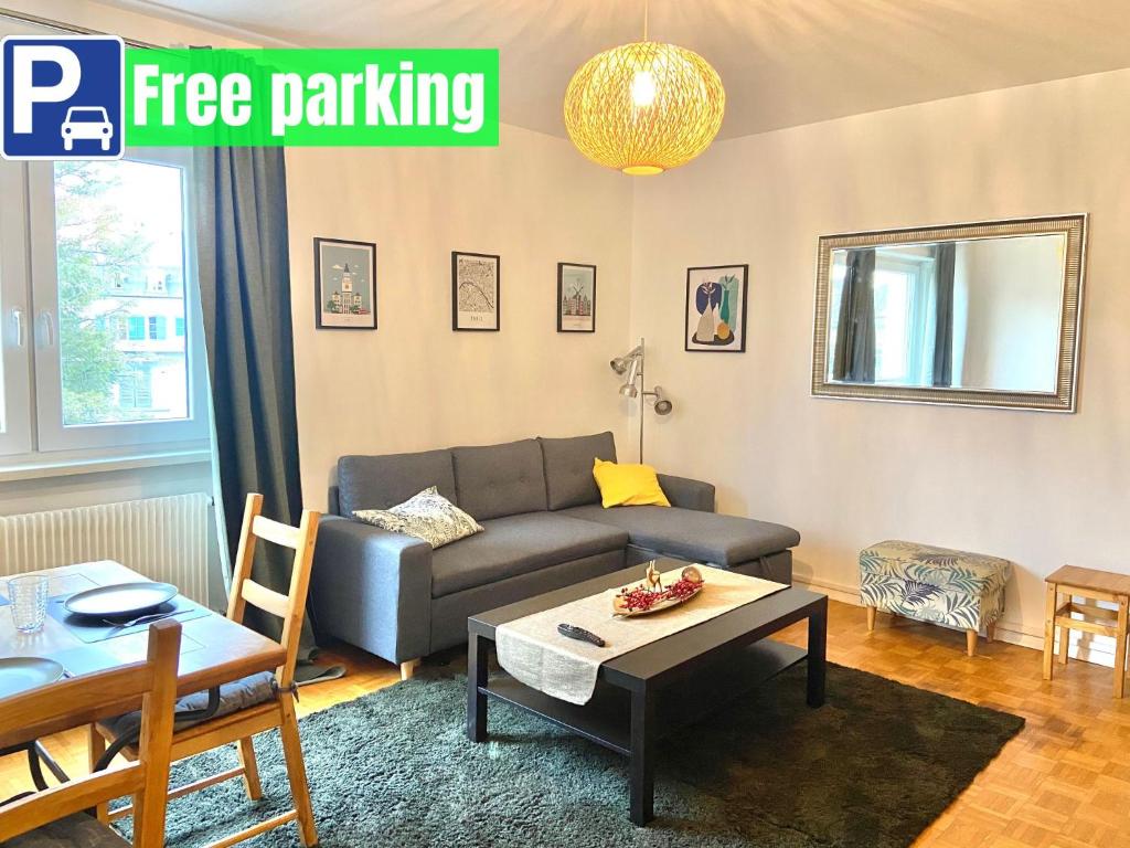 a living room with a couch and a table at Appart 2parkings, 2min PetiteVenise-Xmarché in Colmar