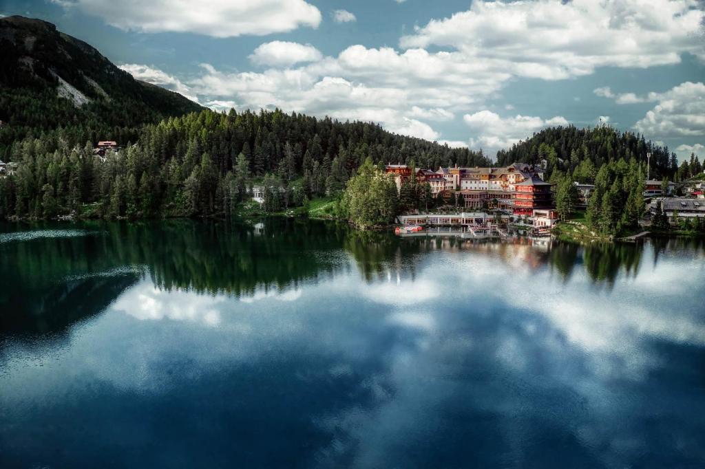 Blick auf einen See mit Häusern und Bäumen in der Unterkunft Hotel Hochschober in Ebene Reichenau