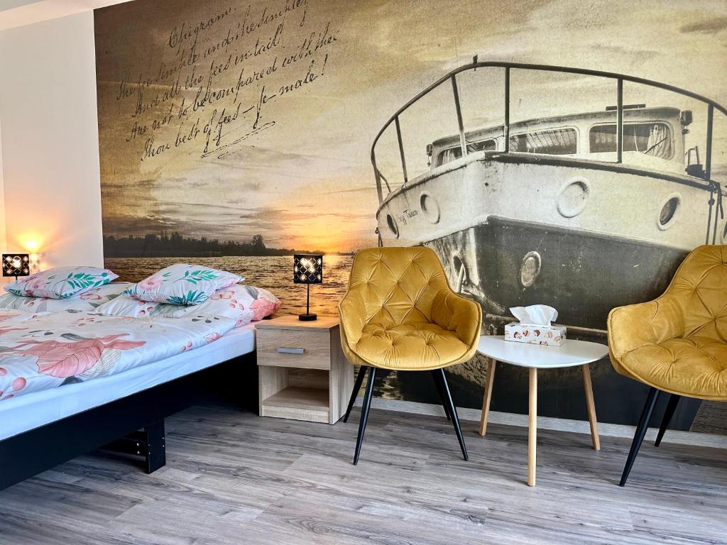 um quarto com um mural de um barco na parede em Rabbit 2 Apartman em Mosonmagyaróvár