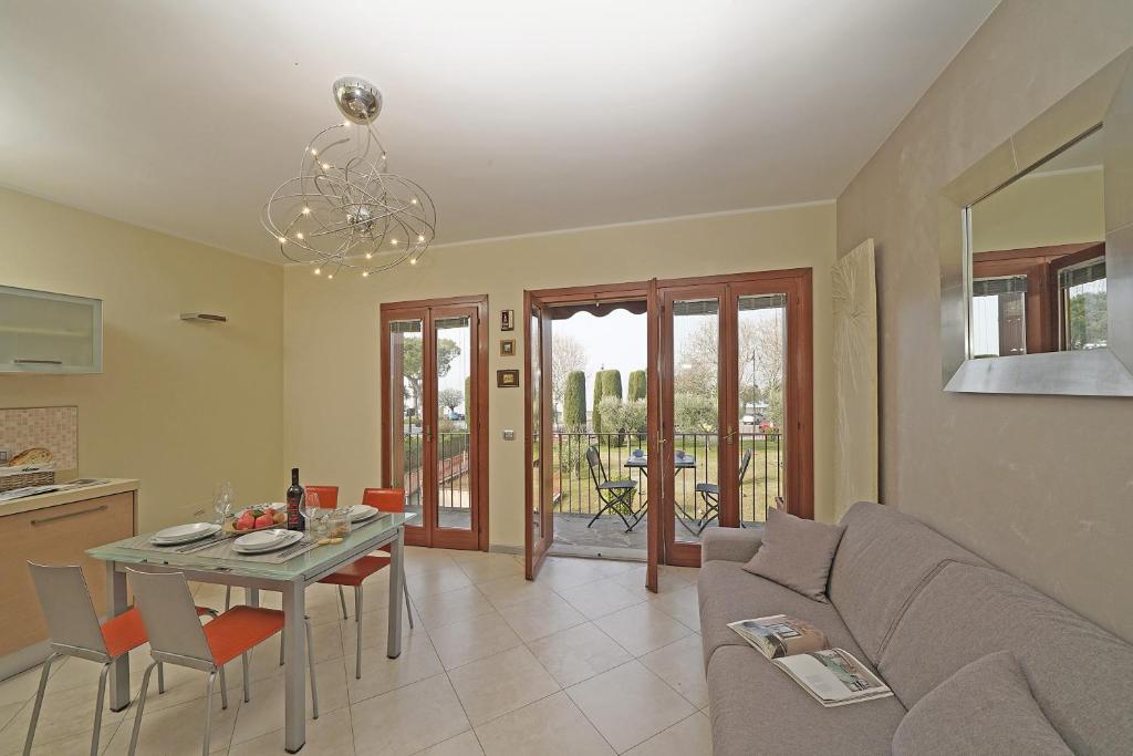 a living room with a couch and a table at Apt Il Barcone - Gardagate in Sirmione