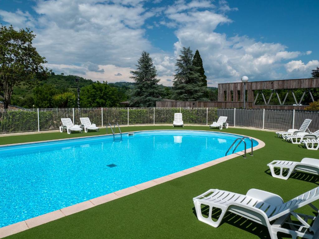 - une piscine avec des chaises longues dans l'établissement Aux Portes des Monts d'Aubrac, à Espalion