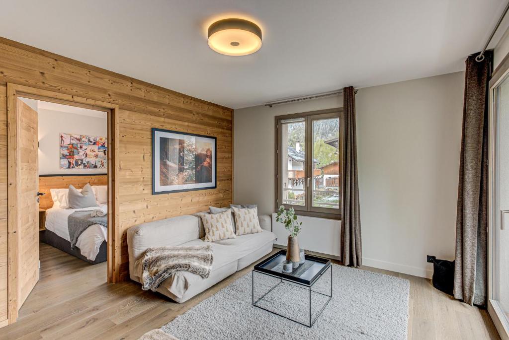 sala de estar con sofá y cama en White Pearl A15 - Alpes Travel - Central Chamonix – Sleeps 4, en Chamonix-Mont-Blanc