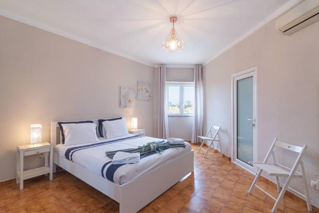 Ένα ή περισσότερα κρεβάτια σε δωμάτιο στο Patio da Rocha - Silhueta Citadina