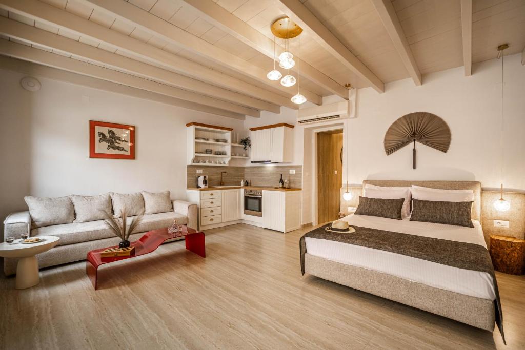 ハニア・タウンにあるLithinon Luxury Suitesの広いベッドルーム(ベッド1台、ソファ付)