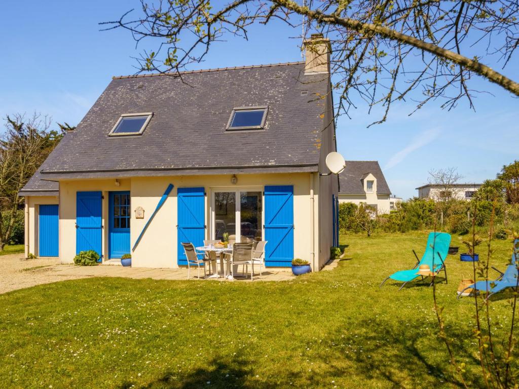 a house with blue doors and a yard at Holiday Home Ty Bihan - LOY114 by Interhome in Loctudy