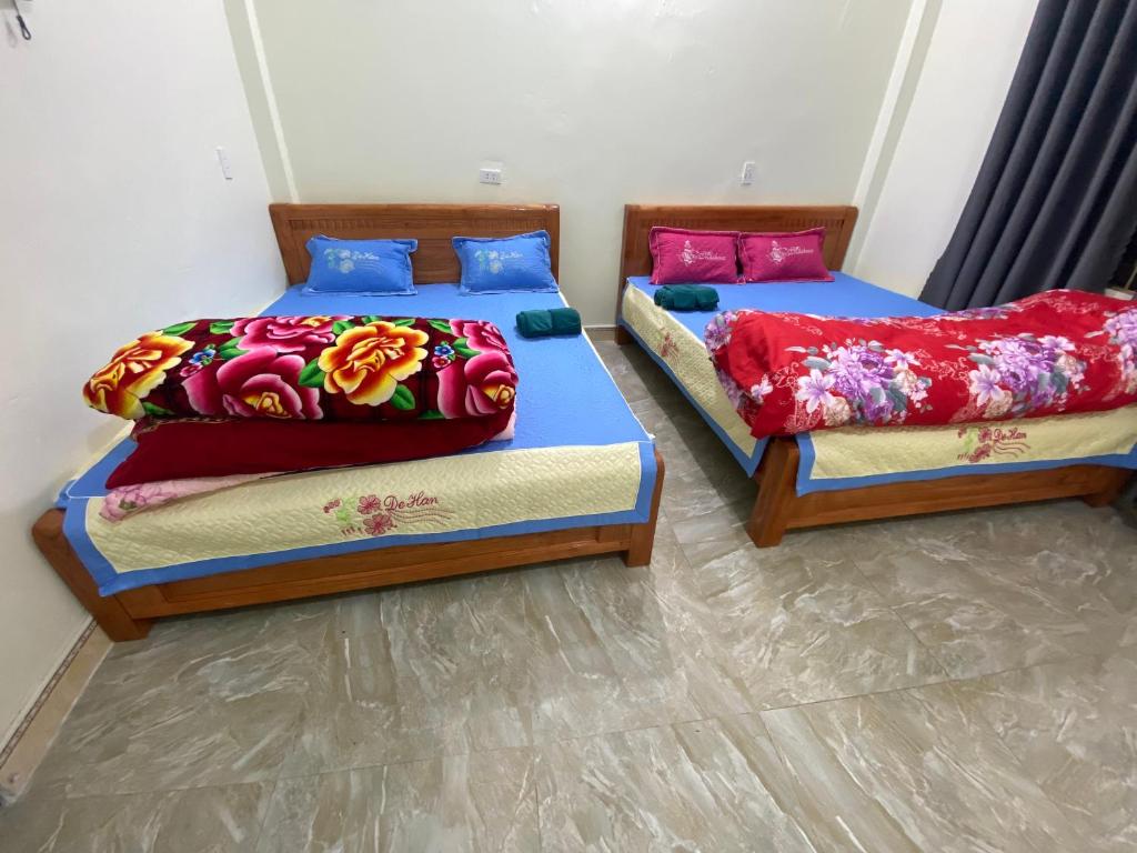 two beds sitting in a room with sidx sidx sidx sidx at Motel Homestay Tiến Học in Mia Xu