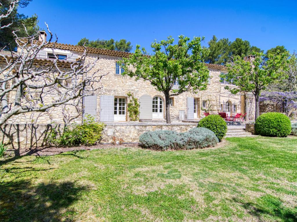 een uitzicht op een stenen huis met een tuin bij Holiday Home Domaine de Piegros by Interhome in La Bastide-des-Jourdans